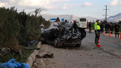 Adanada otomobille işçi servisi çarpıştı 2 ölü 14 yaralı